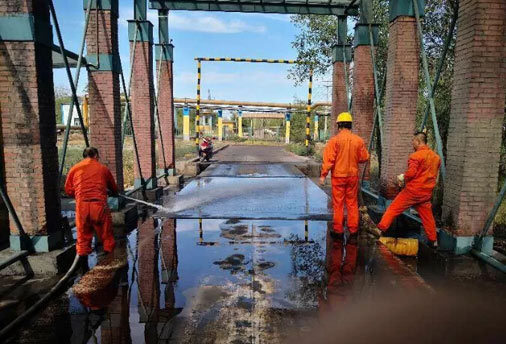 近日，電儀中心對120噸地磅房進行了清掃維護