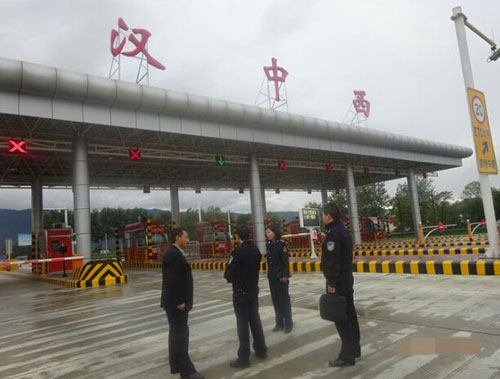 漢中西收費(fèi)站地磅秤檢定工作現(xiàn)場