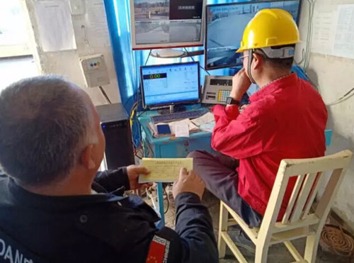 圖為工作人員正在調(diào)試稱(chēng)重管理系統(tǒng)